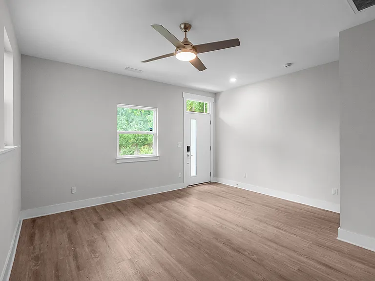 570 W End Dr — Photo 7
