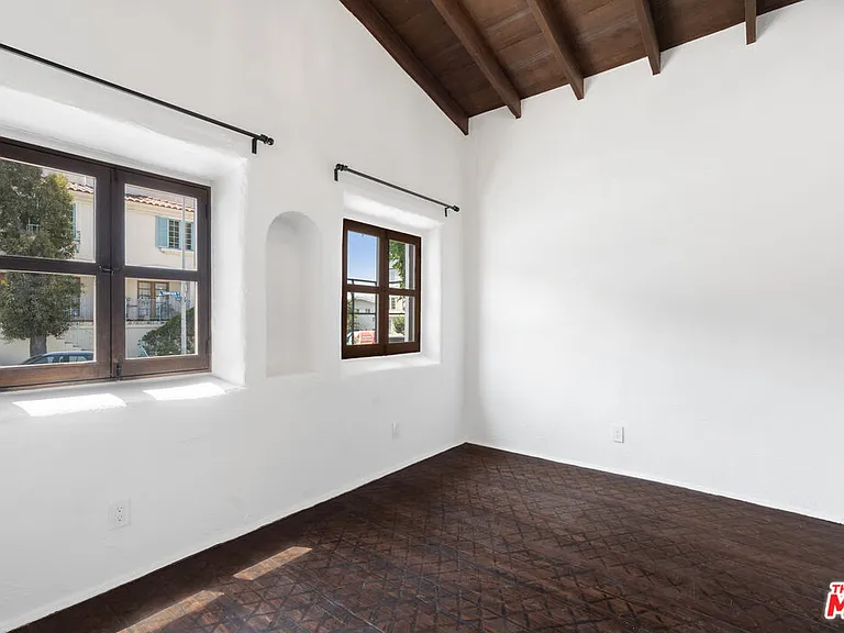 1300 N Harper Ave — Photo 14