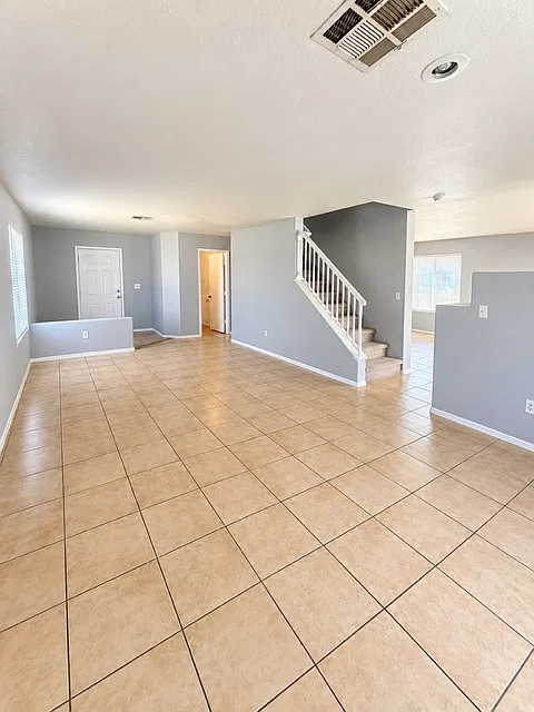 5 bed, 3.5 bath, 2204 sqft, $2,200 — Photo 3