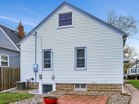 5th image of 736 Cottage Ave E