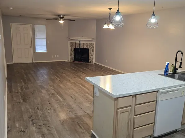 2423 W Gum St, Rogers, AR 72758