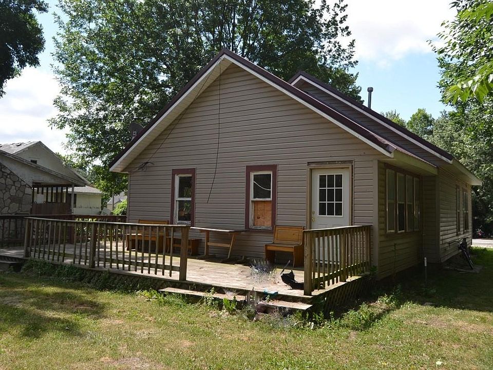 2nd image of 109 W Hurlbut St