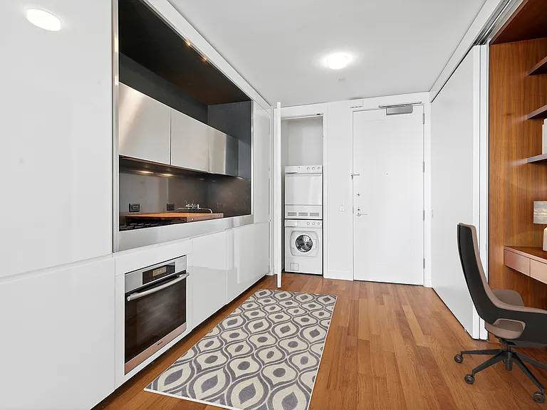 15 William St #32G — Photo 2