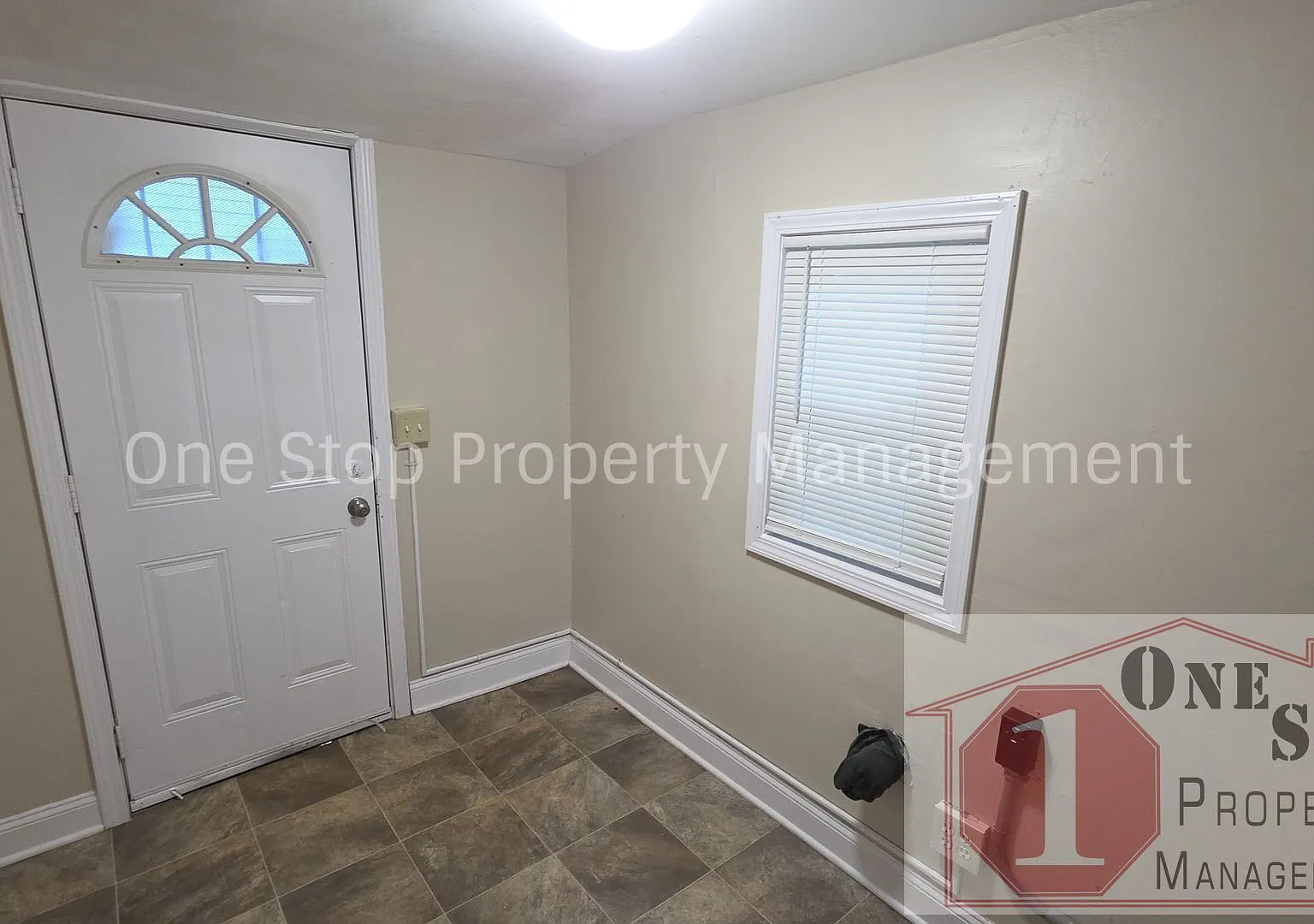 Cozy 1-Bedroom 1 1/2 bathroom Home in KCMO! — Photo 3