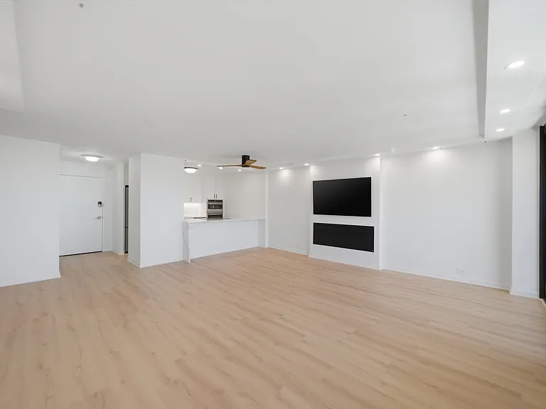 1560 N Sandburg Ter #2704 — Photo 7