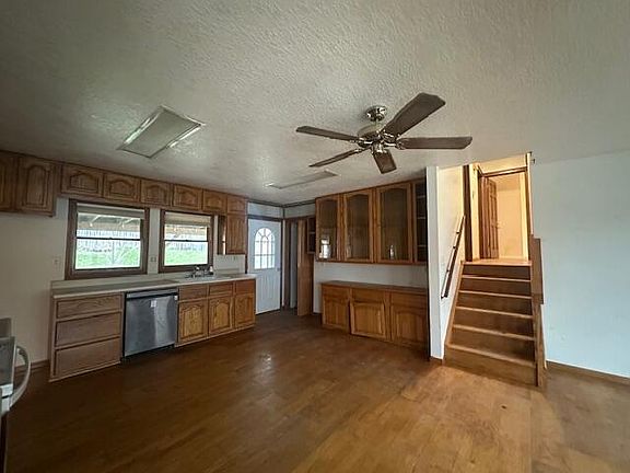 2nd image of 636 1st St NW
