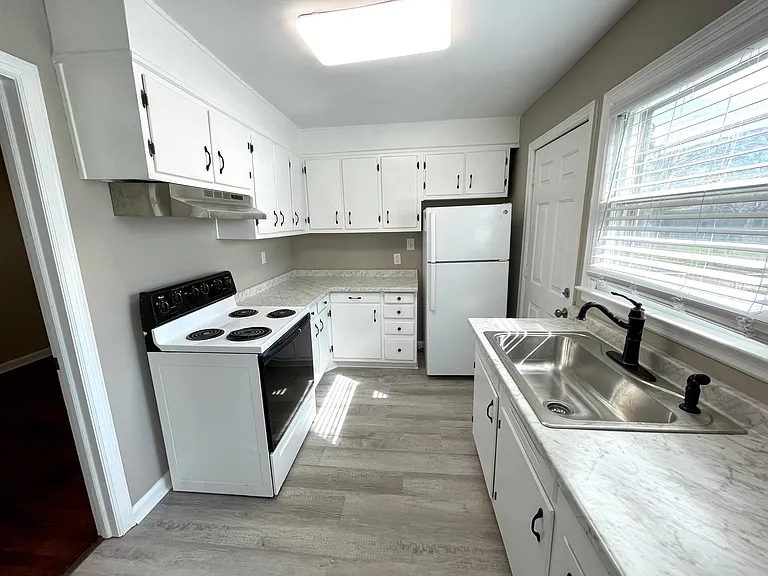 102 Hawthorne St — Photo 9