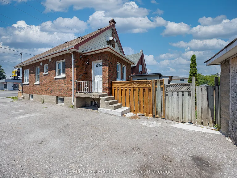 559 Ritson Rd S — Photo 3