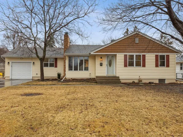 1430 Shryer Ave W, Roseville, MN 55113
