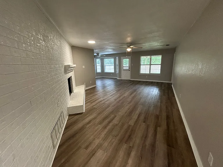 1310 Goodhue Dr — Photo 2