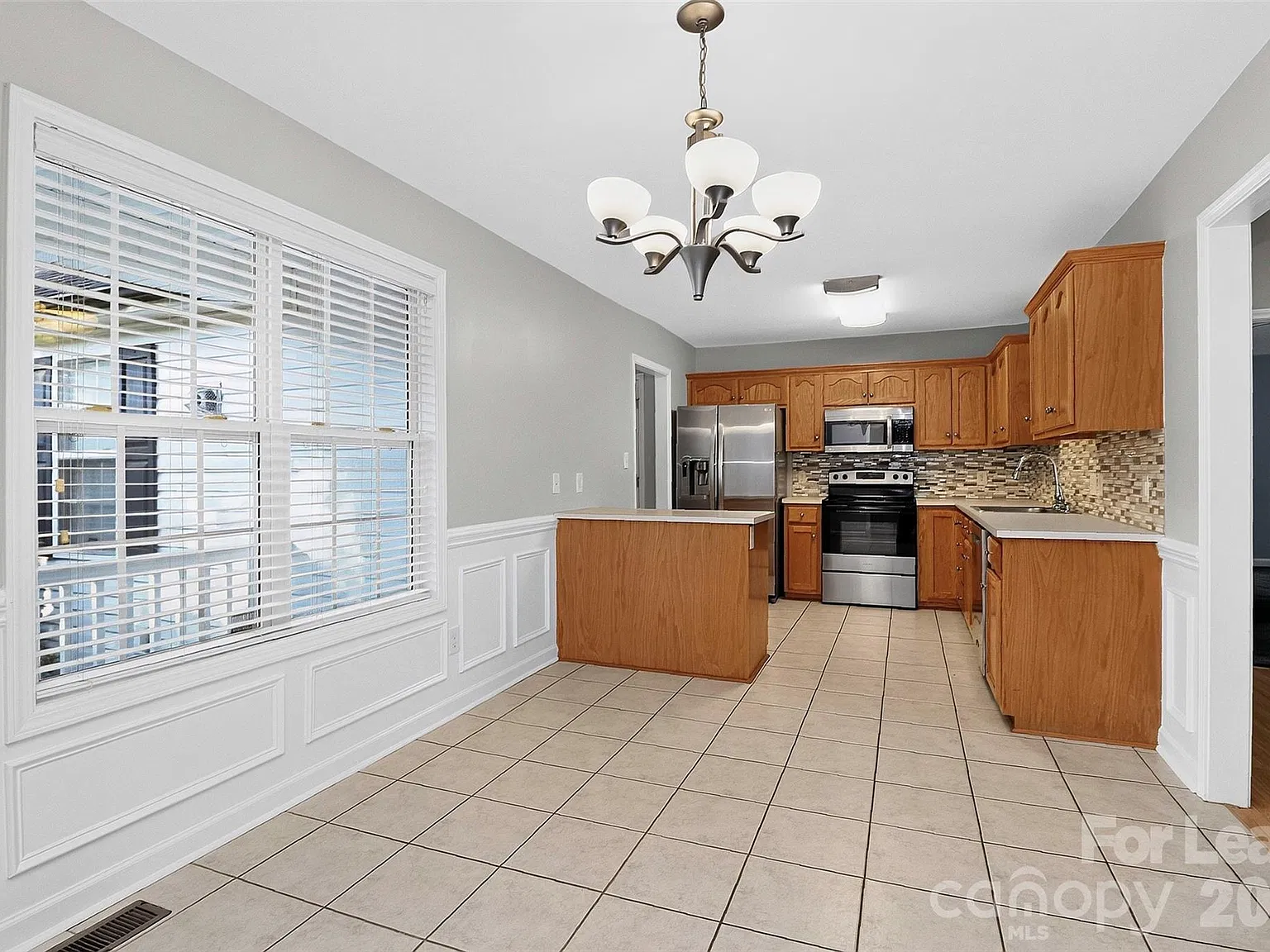 3 bed, 2.0 bath, 1424 sqft, $2,295 — Photo 3