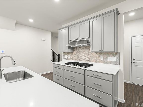 5th image of 208 Addison Cir