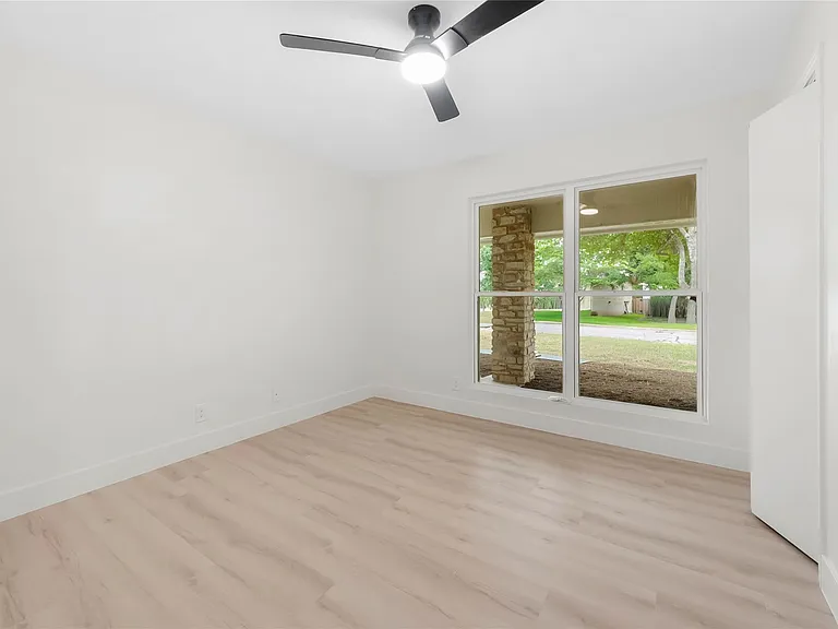 1403 Creekview Dr — Photo 16