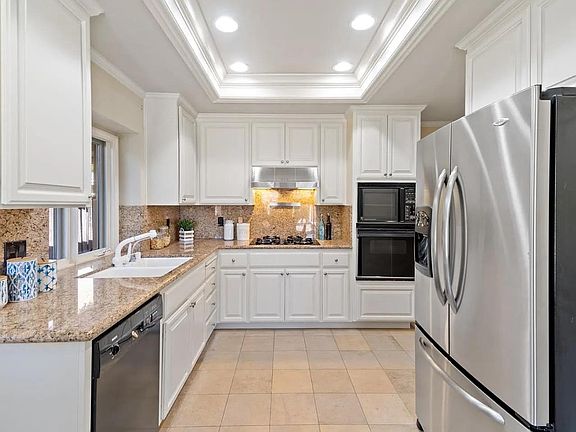 4th image of 587 Pineview Dr
