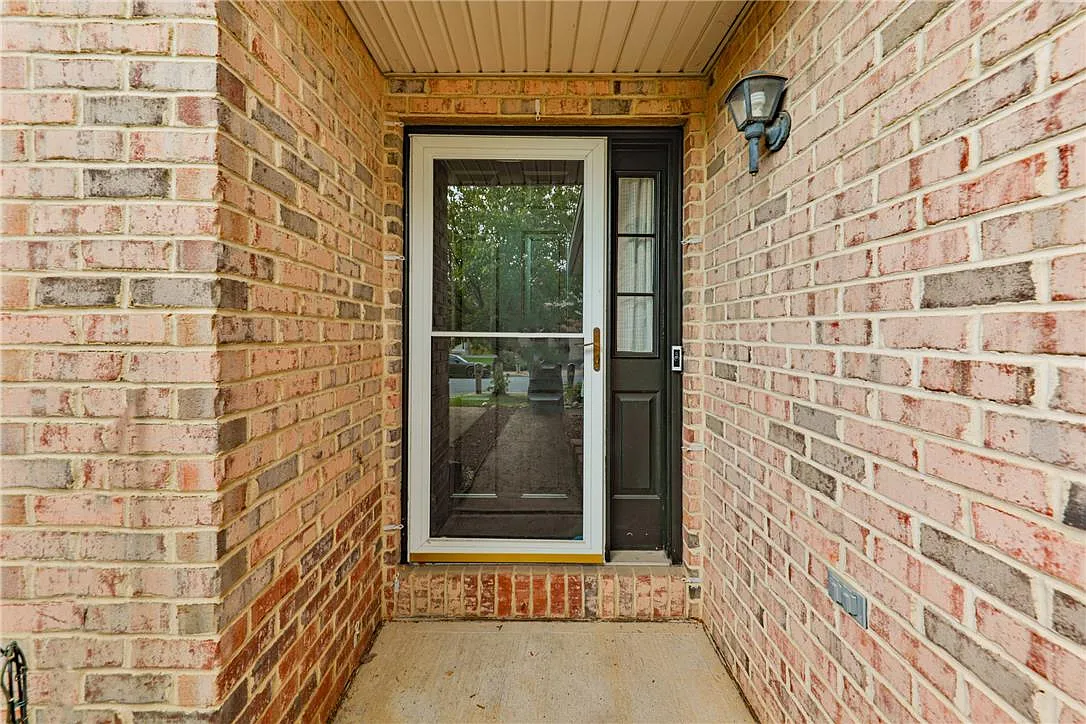 3 bed, 2.5 bath, 2464 sqft, $2,600 — Photo 3