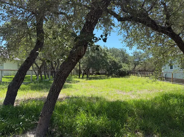 418 S Kossuth St, Rockport, TX 78382
