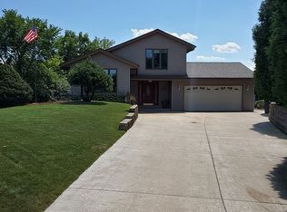 S76W24935 Highland Ct, Waukesha, WI 53189