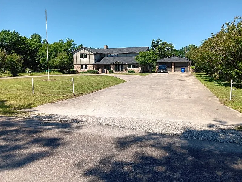 4 bed, 3.5 bath, 4482 sqft, $3,195 — Photo 2