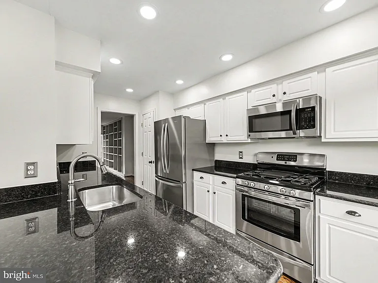 11527 Bertram St — Photo 9