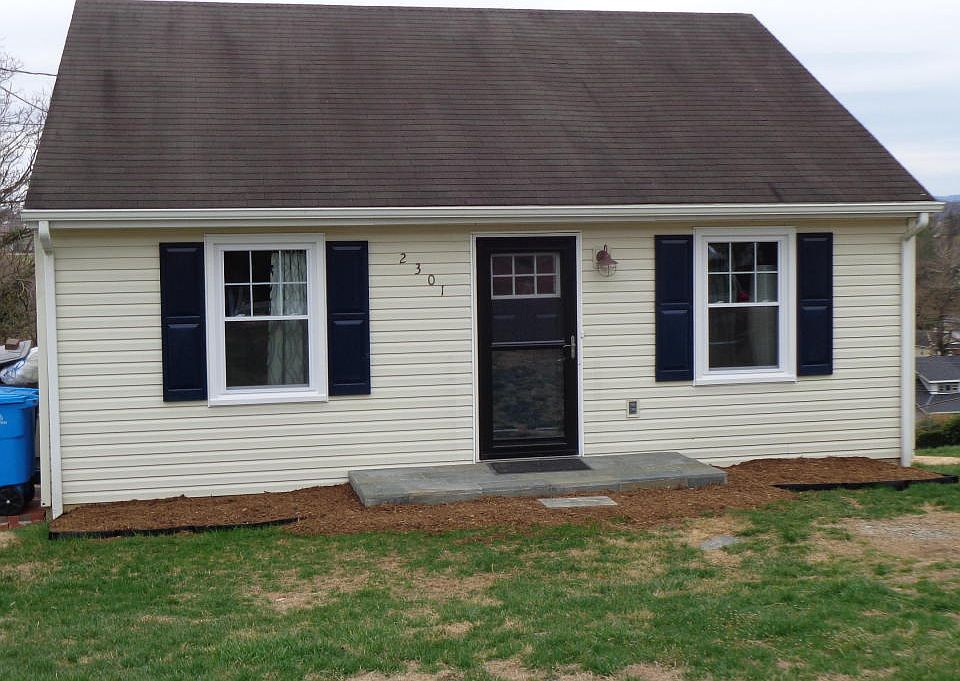 1st image of 2301 Moir St NE