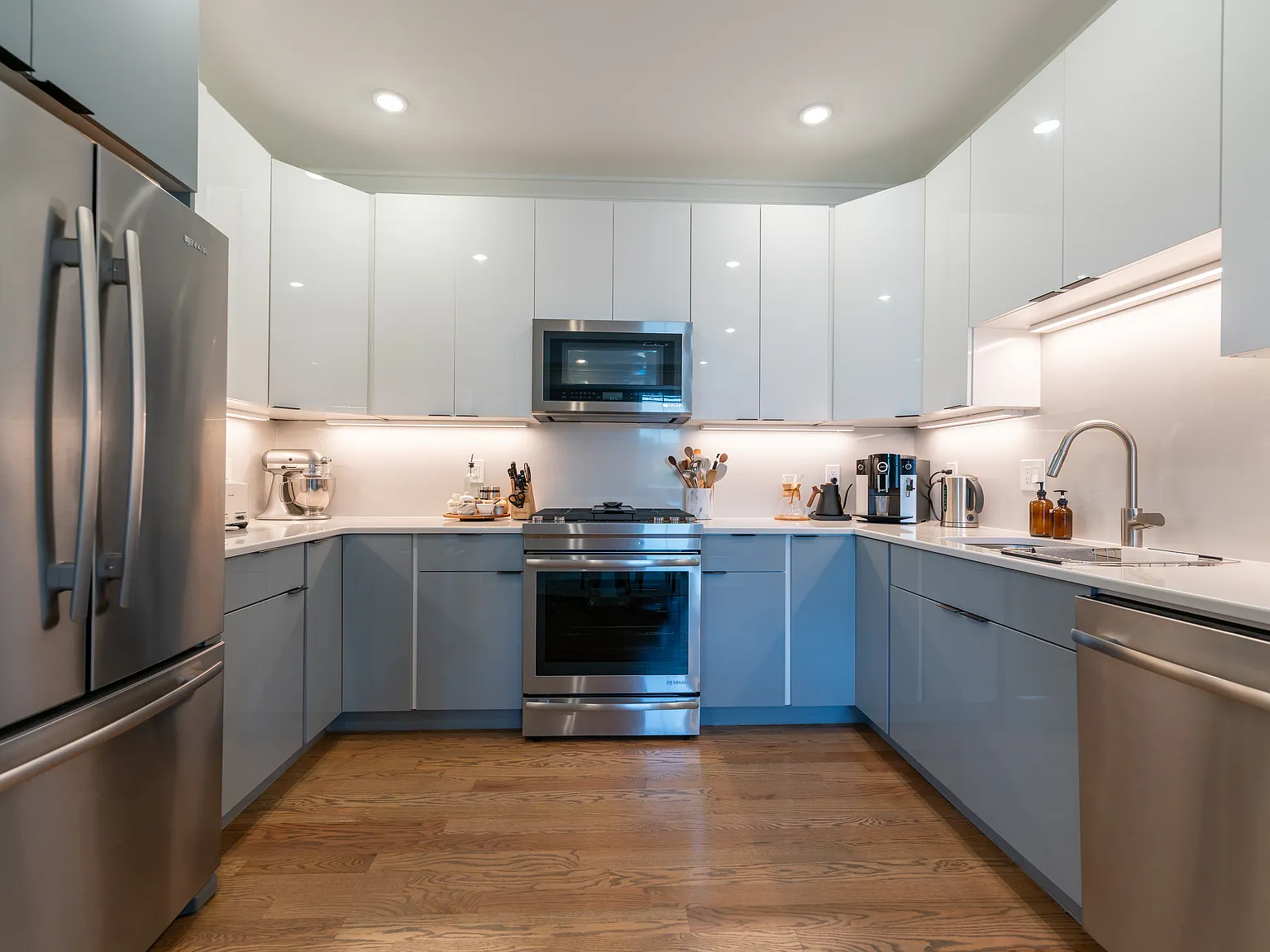 3 bed, 1000 sqft, $3,713 — Photo 2