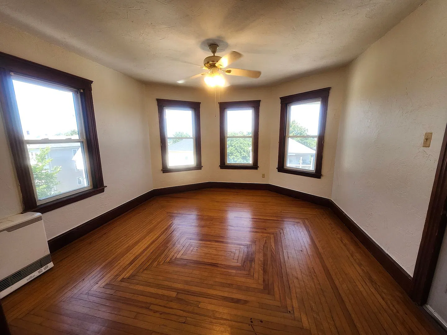 48 Everard — Photo 3