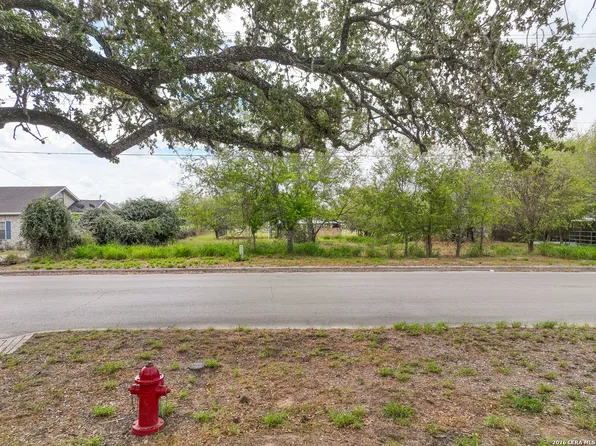 607 W Colonial, Devine, TX 78016