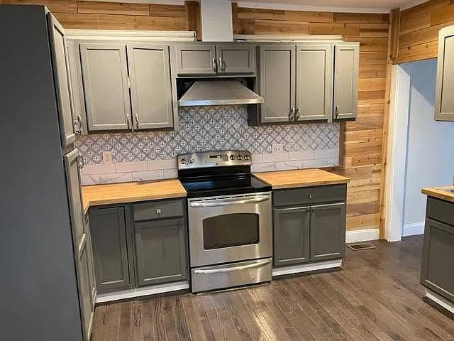 3 bed, 2352 sqft, $1,395 — Photo 2