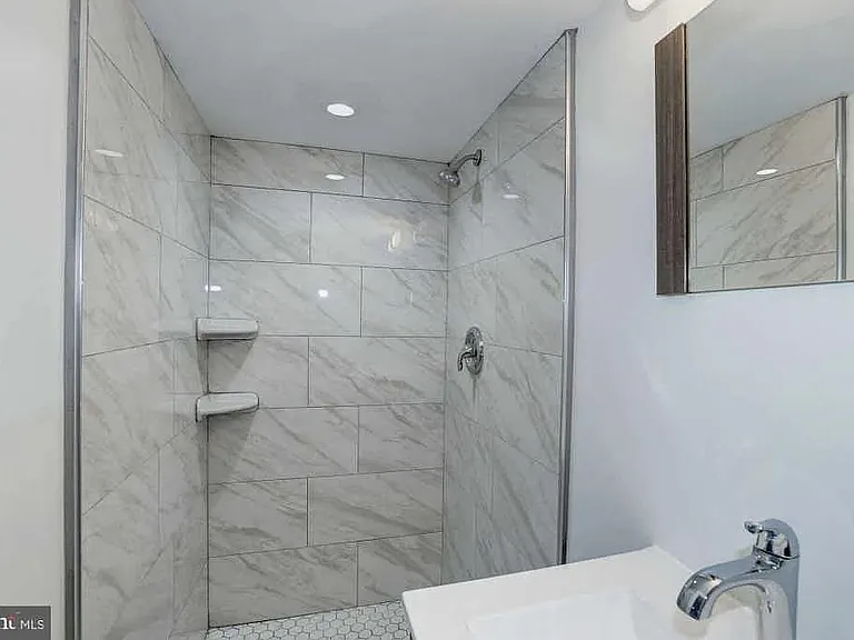 1732 N Veitch St — Photo 25