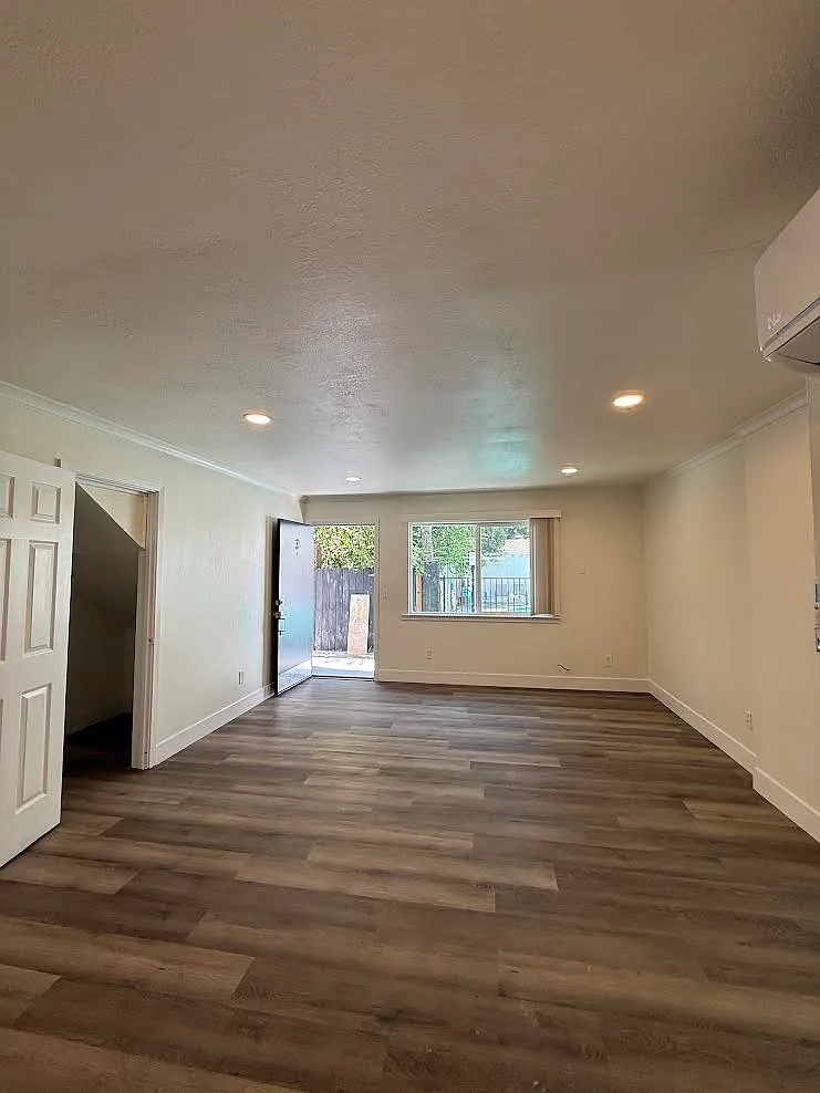 2 bed, 800 sqft, $1,995 — Photo 3