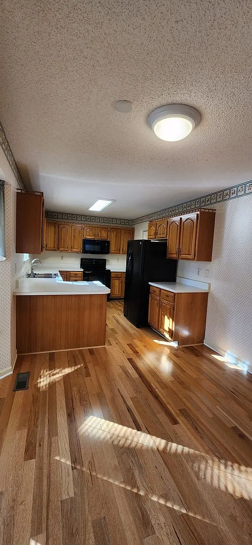 The comforts of home..Unfurnished and available for a 12 month lease — Photo 3