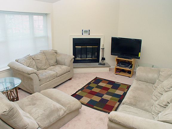 2nd image of 10 W Lake Ct