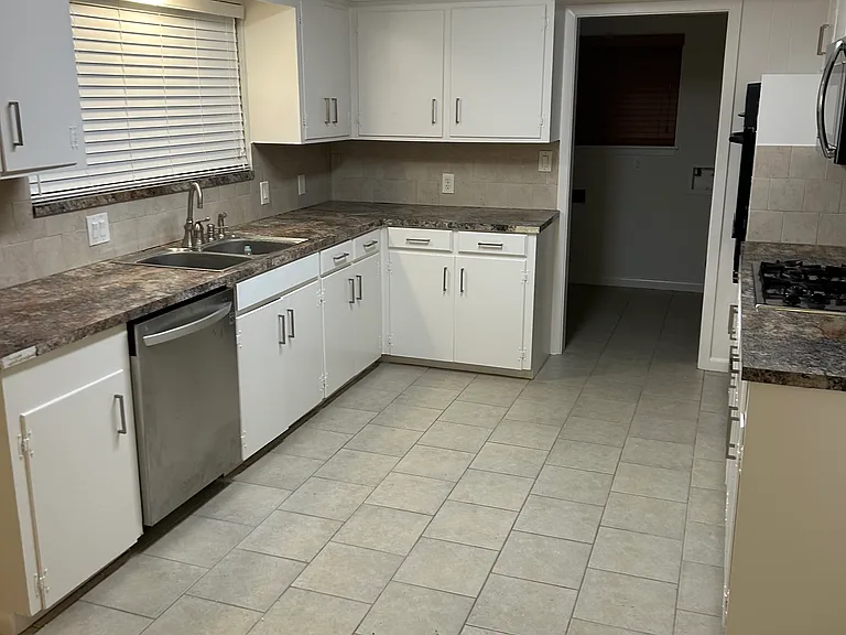 1604 Zapp Ln — Photo 4