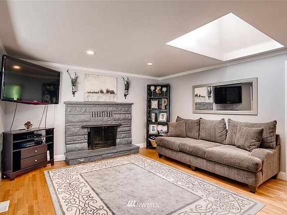 Living Room (looking NE)