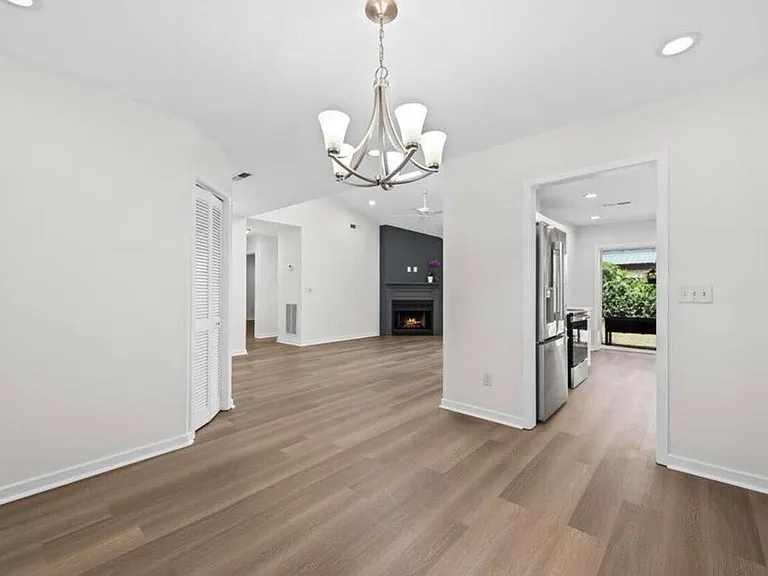 1120 Daffodil Ln — Photo 4