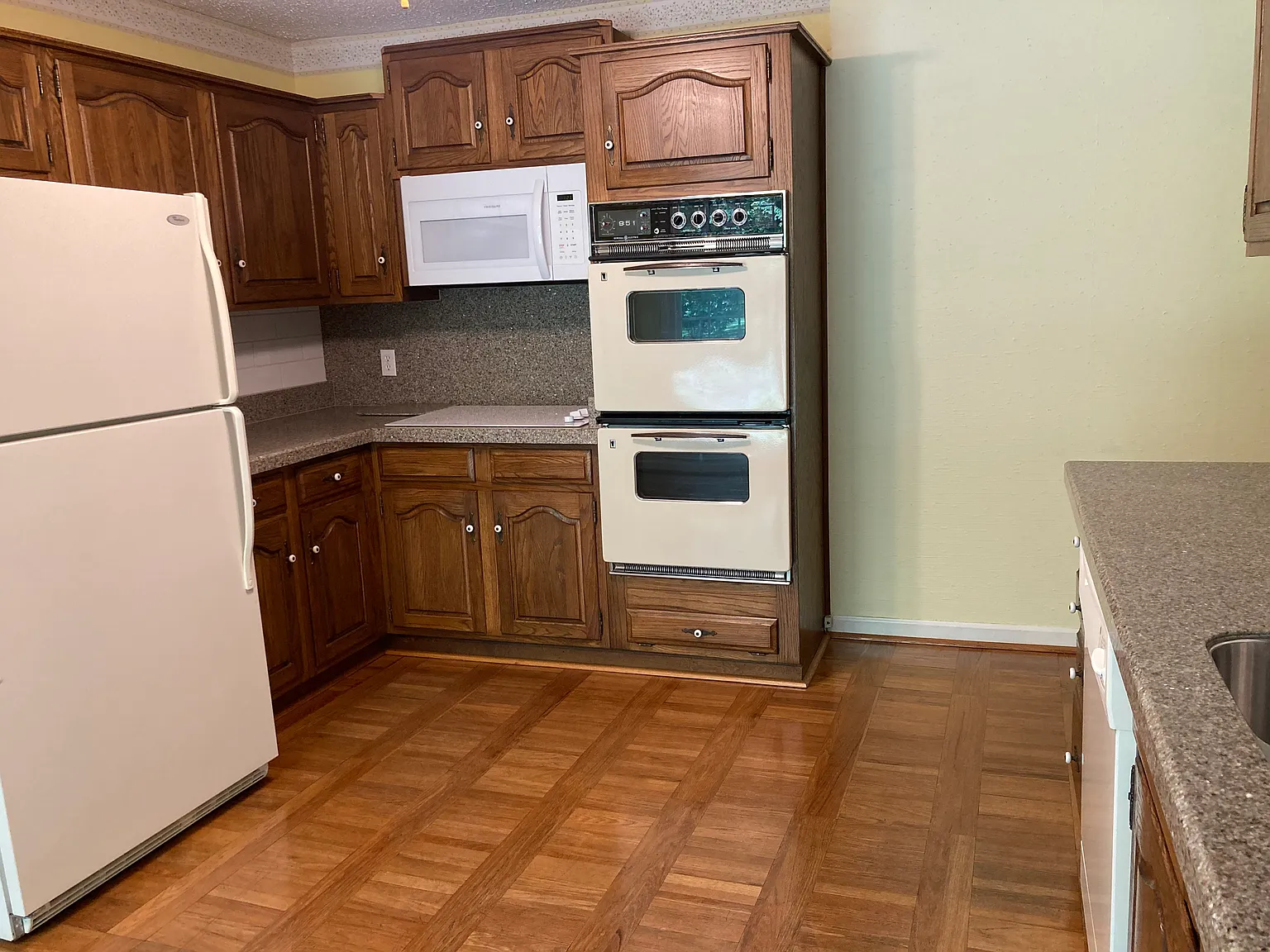 4 bed, 2800 sqft, $3,500 — Photo 4