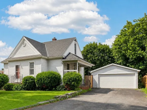 650 Hillside Dr, Gananoque, ON K7G 2E4