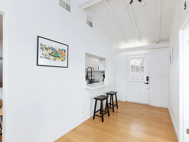 2552 Champions Cir #8 — Photo 3