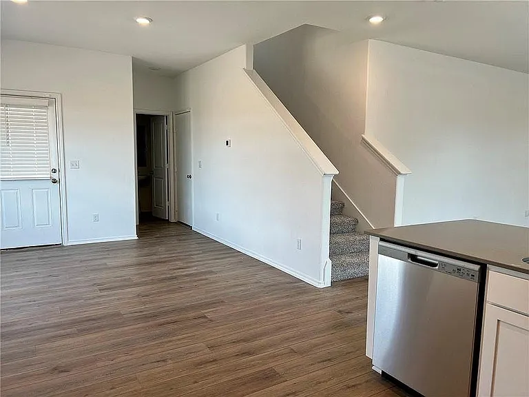 290 Silver Glen Dr — Photo 17