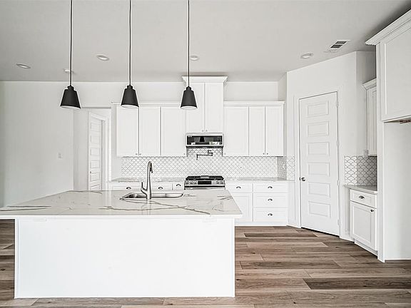 5th image of 2926 Seargent Street