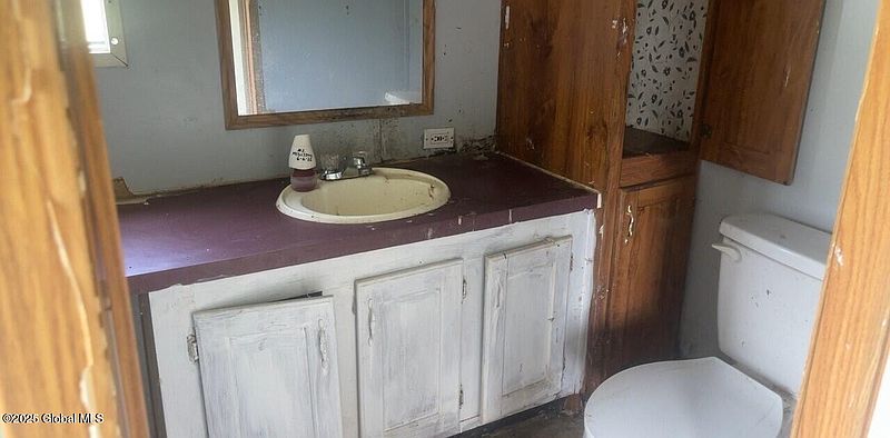 2nd image of 714 W Valley Road