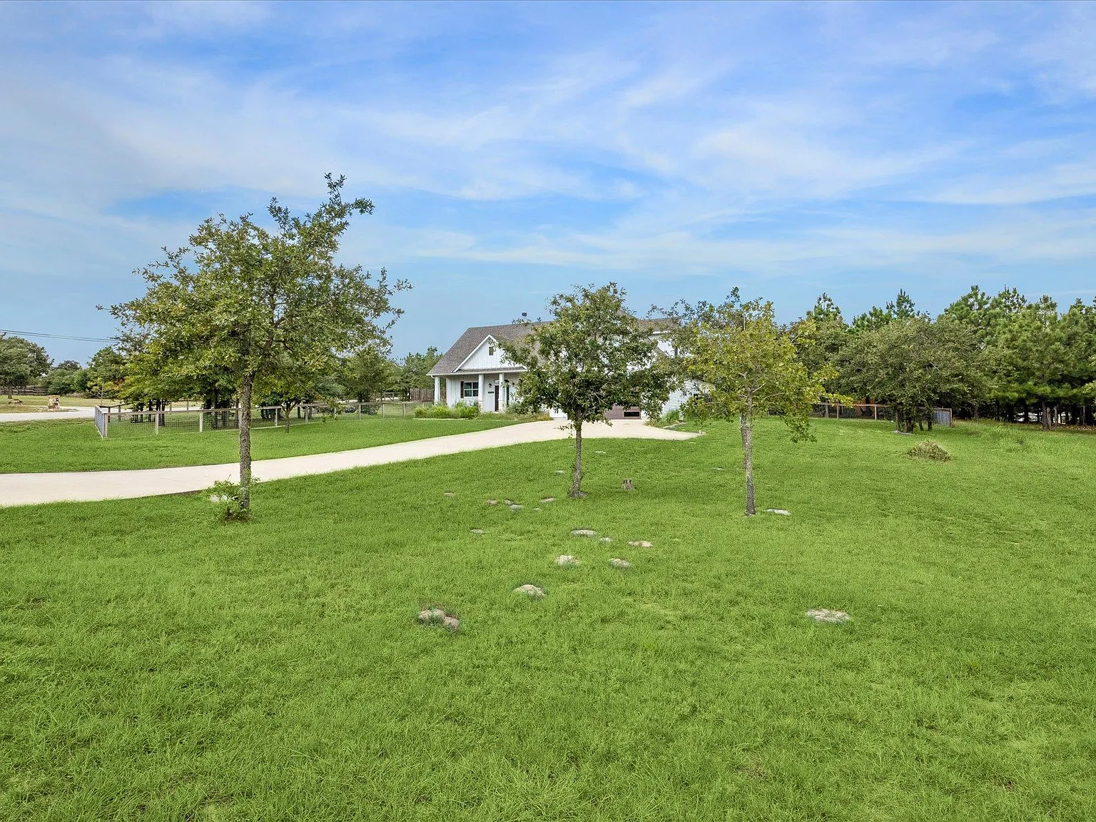 3 bed, 3.5 bath, 2220 sqft, $3,500 — Photo 2