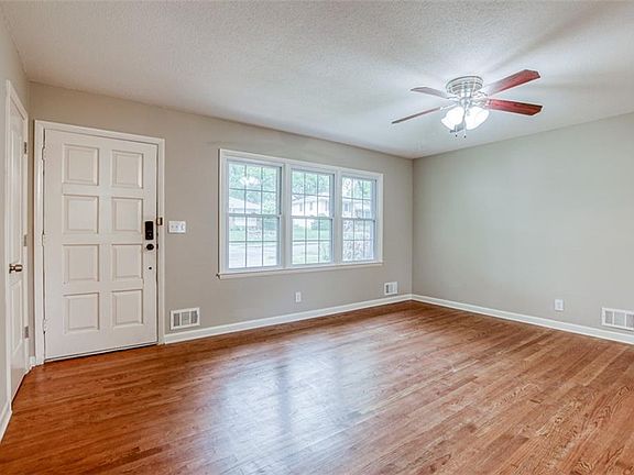 4th image of 4913 Evanston Ave