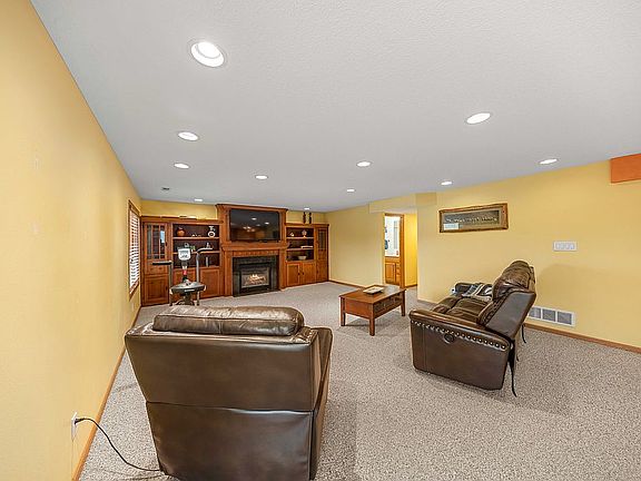 5th image of 613 Trail Ridge Rd