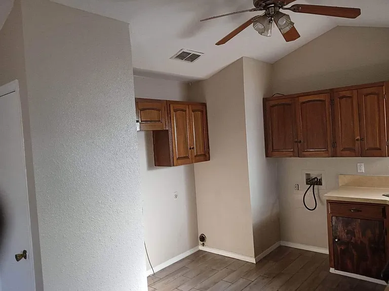 616 Briarwood Ln — Photo 5