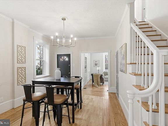 5th image of 305 W Broadway