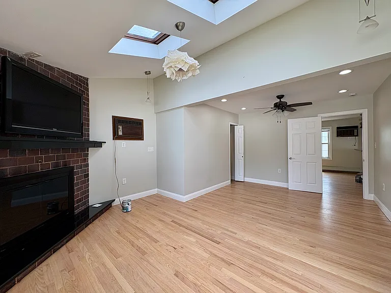 1318 Salem St — Photo 15