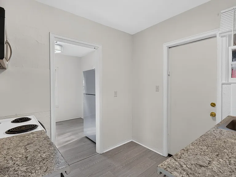 1131 E 53rd St — Photo 14