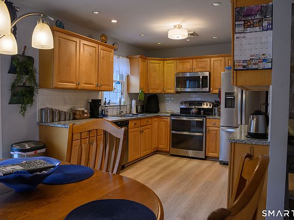 3rd image of 8B Kayview Avenue