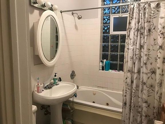 3rd image of 3219 N Leavitt St APT 3